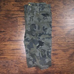 Distressed camo high rise jeans size 9